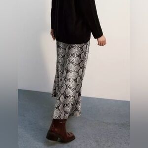 Zara Snakeskin designed Skirt, navy/beige, size L